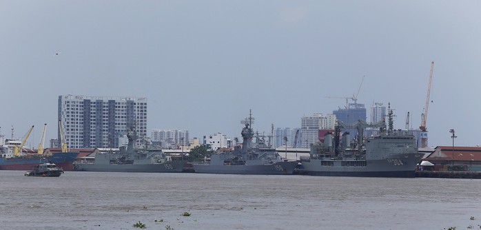 Ba tàu Hải quân Hoàng gia Úc vừa cập cảng Sài Gòn - Ảnh 1.