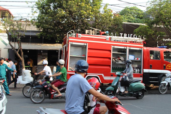 Cháy nhà, quán trà sữa tan hoang - Ảnh 2.