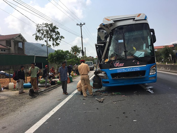 Hơn 30 hành khách hoảng loạn khi xe khách tông xe tải rẽ đột ngột - Ảnh 2.
