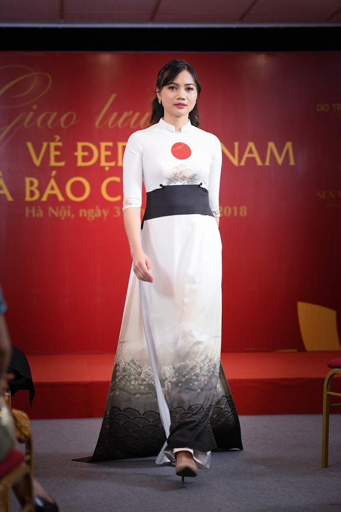 Giới thiệu áo dài Việt Nam in quốc kỳ 42 nước tại LHP Cannes - Ảnh 8.