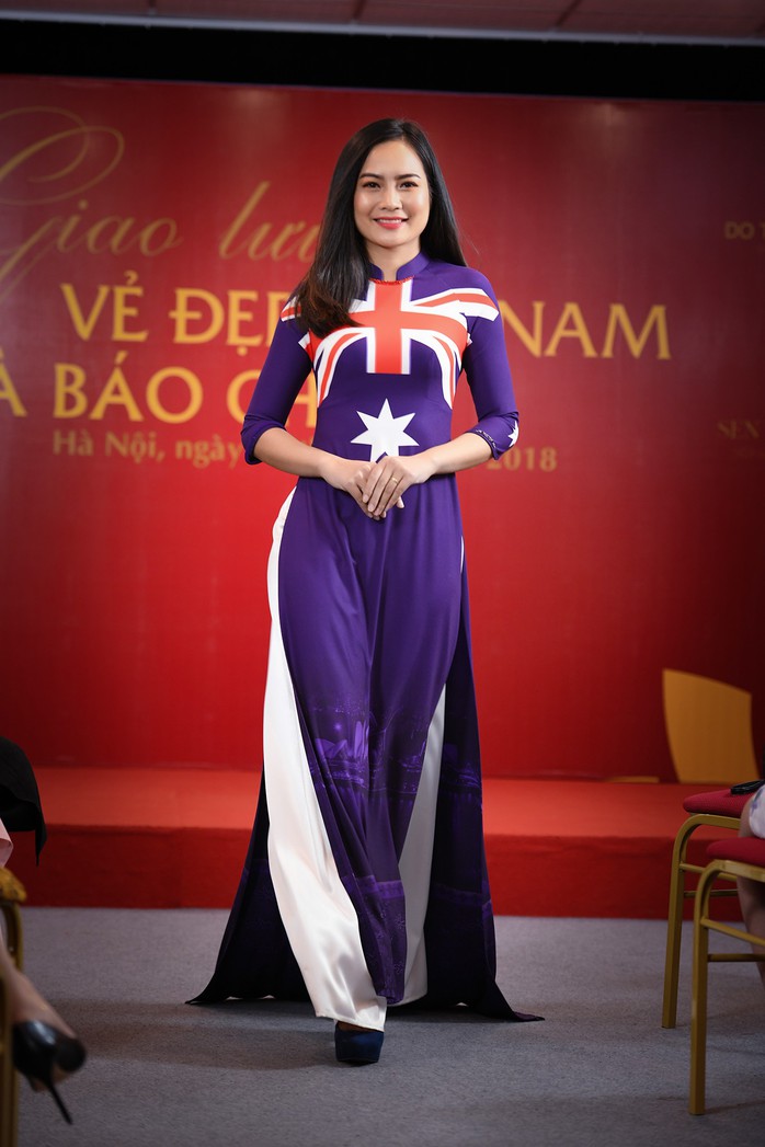 Giới thiệu áo dài Việt Nam in quốc kỳ 42 nước tại LHP Cannes - Ảnh 2.