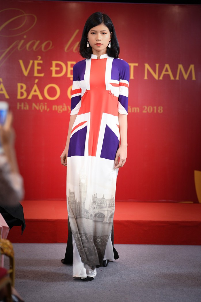 Giới thiệu áo dài Việt Nam in quốc kỳ 42 nước tại LHP Cannes - Ảnh 4.