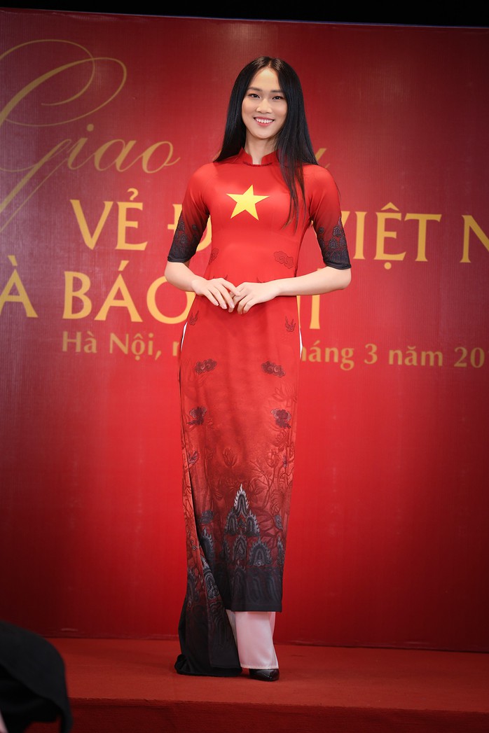 Giới thiệu áo dài Việt Nam in quốc kỳ 42 nước tại LHP Cannes - Ảnh 1.