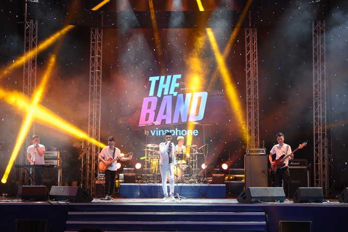 Nghệ sĩ Trần Ly Ly tỏ tình trên sân khấu The Band by Vinaphone - Ảnh 10. Nghệ sĩ Trần Ly Ly tỏ tình trên sân khấu The Band by Vinaphone - Ảnh 10.