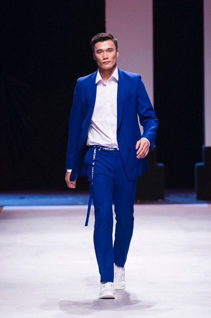 Thủ môn soái ca Bùi Tiến Dũng gây sốt  trên sàn catwalk - Ảnh 4.