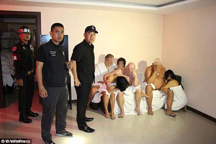 Cảnh sát đột kích tiệc sex, bắt quả tang hàng chục đôi thác loạn - Ảnh 3.