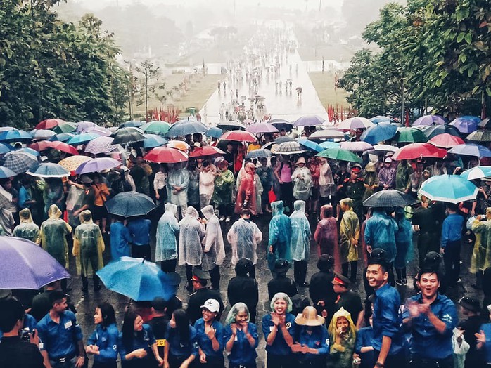 Cận cảnh lực lượng an ninh lễ hội Đền Hùng làm việc dưới mưa xối xả - Ảnh 19.