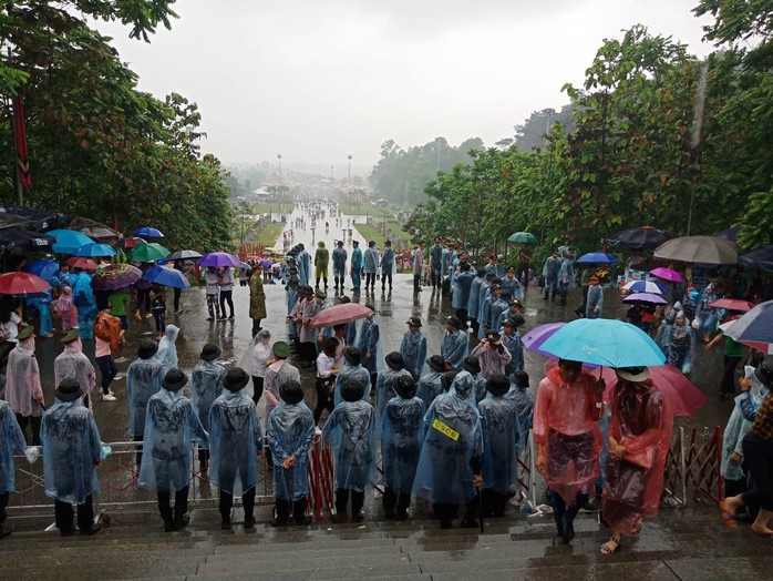 Cận cảnh lực lượng an ninh lễ hội Đền Hùng làm việc dưới mưa xối xả - Ảnh 8.