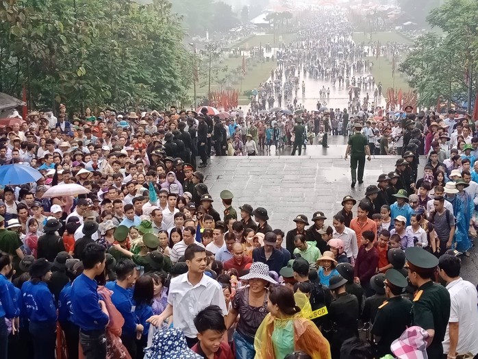 Cận cảnh lực lượng an ninh lễ hội Đền Hùng làm việc dưới mưa xối xả - Ảnh 23.