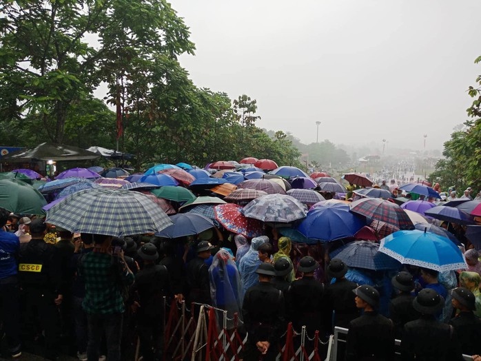 Cận cảnh lực lượng an ninh lễ hội Đền Hùng làm việc dưới mưa xối xả - Ảnh 9.