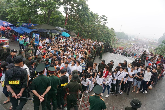 Cận cảnh lực lượng an ninh lễ hội Đền Hùng làm việc dưới mưa xối xả - Ảnh 21.