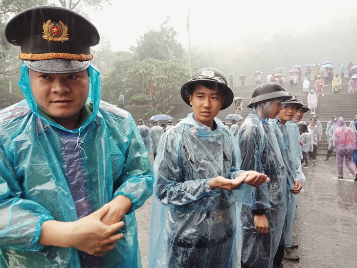 Cận cảnh lực lượng an ninh lễ hội Đền Hùng làm việc dưới mưa xối xả - Ảnh 13.