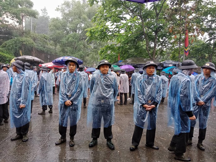 Cận cảnh lực lượng an ninh lễ hội Đền Hùng làm việc dưới mưa xối xả - Ảnh 14.
