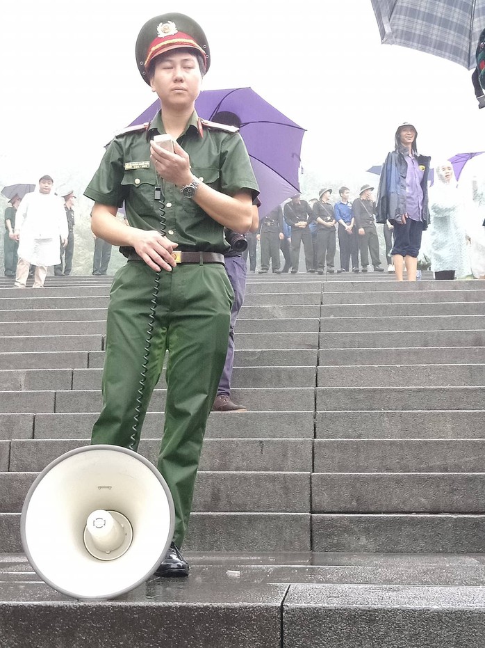 Cận cảnh lực lượng an ninh lễ hội Đền Hùng làm việc dưới mưa xối xả - Ảnh 6.