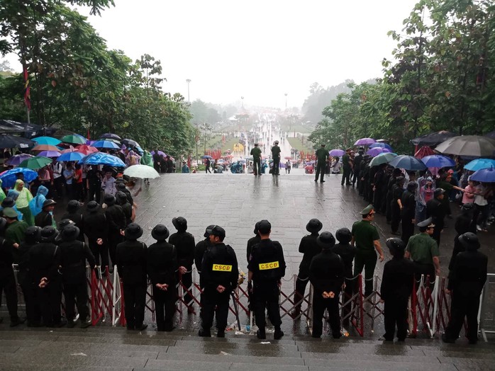 Cận cảnh lực lượng an ninh lễ hội Đền Hùng làm việc dưới mưa xối xả - Ảnh 4.