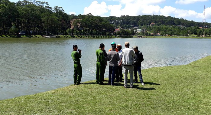 Tá hỏa phát hiện thi thể nổi bập bềnh dưới hồ Xuân Hương  - Ảnh 1.