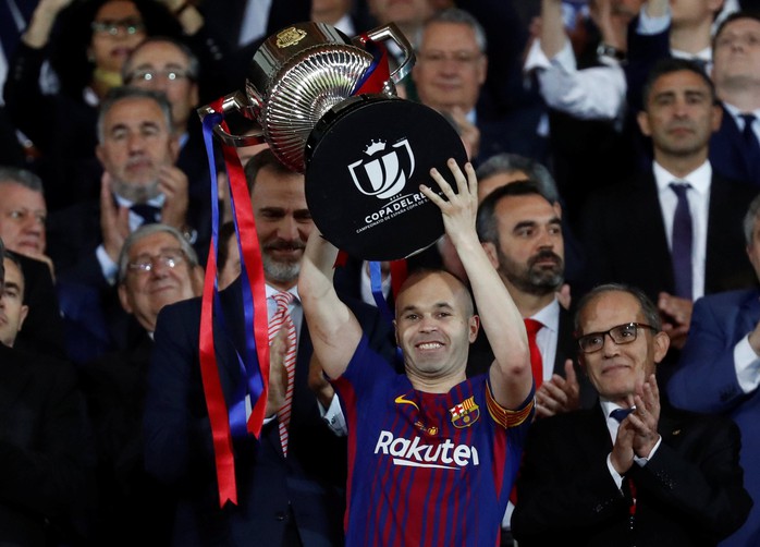 Iniesta ngấn lệ buổi họp báo chia tay Barca - Ảnh 6.