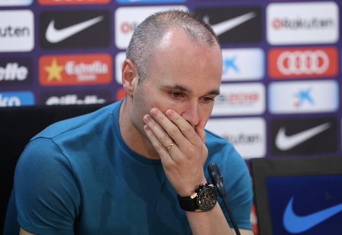 Iniesta ngấn lệ buổi họp báo chia tay Barca - Ảnh 2.