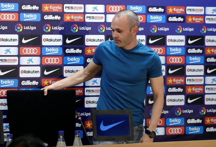 Iniesta ngấn lệ buổi họp báo chia tay Barca - Ảnh 1.