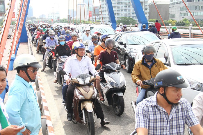 Taxi va chạm với xe máy, giao thông qua cầu Sông Hàn kẹt cứng - Ảnh 2.