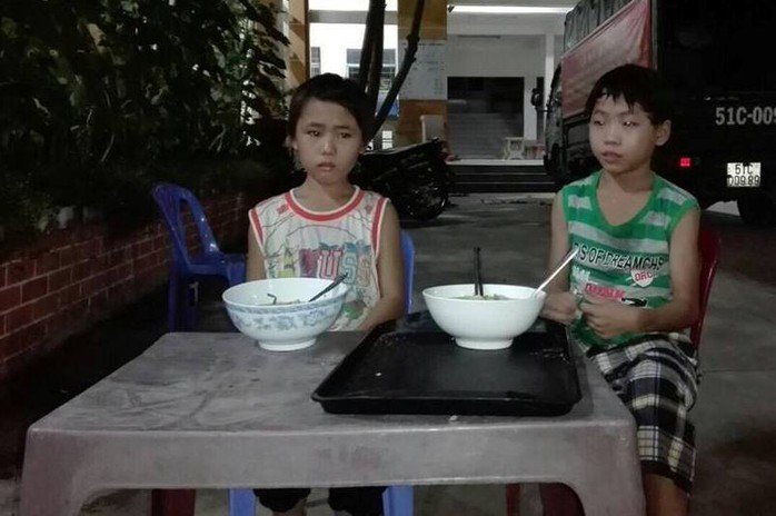 Bị đánh đập, 2 cháu bé ăn xin bỏ trốn khỏi người lạ - Ảnh 1.