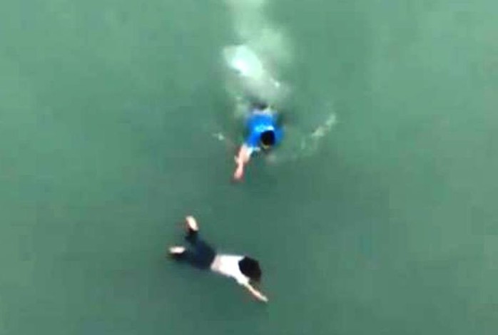 Clip nam thanh niên lao xuống sông cứu cô gái nhảy cầu tự tử - Ảnh 1.