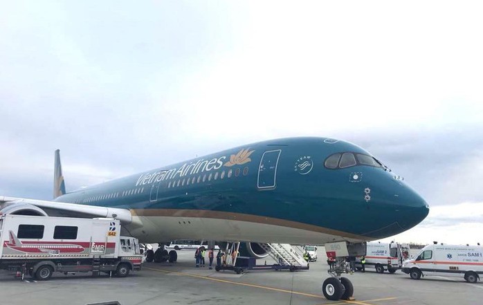 Máy bay Vietnam Airlines hạ cánh khẩn cấp ở Romania để cứu hành khách - Ảnh 1.