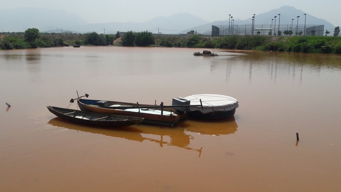 Đà Nẵng: Hơn 8km sông Cu Đê chuyển màu đỏ gạch, người dân lo lắng - Ảnh 4.