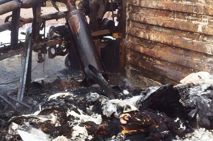 Xe container lật ngang rồi bốc cháy dữ dội, 2 người tử vong trong ca-bin - Ảnh 2.