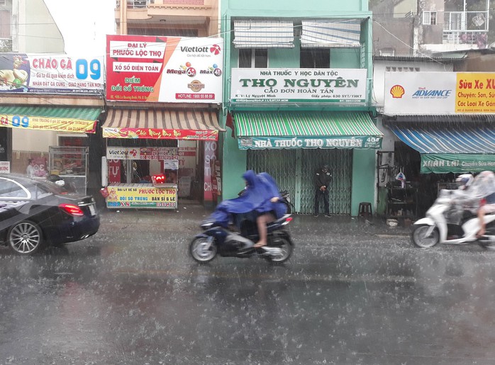 TP HCM xuất hiện mưa chuyển mùa trong ngày lễ 30-4 - Ảnh 1.