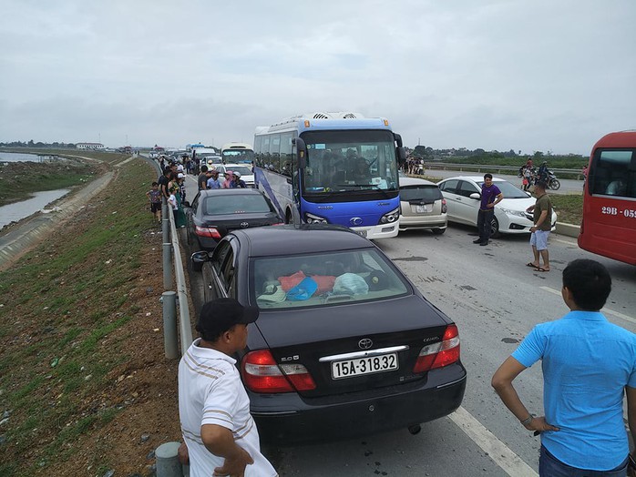 Cát Bà thất thủ, bến phà Gót tắc nghẽn - Ảnh 9.