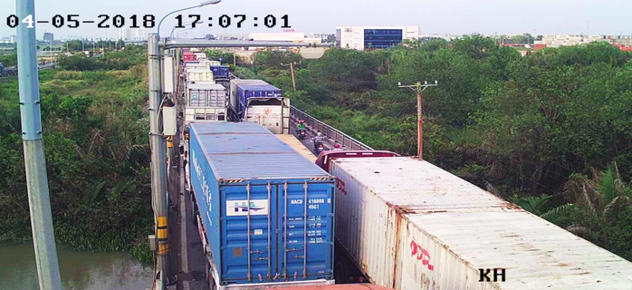 Sợ tốn dầu, tài xế xe Container đậu dốc cầu Phú Mỹ để ngủ - Ảnh 3.