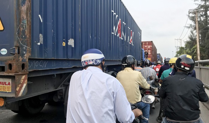 Sợ tốn dầu, tài xế xe Container đậu dốc cầu Phú Mỹ để ngủ - Ảnh 7.