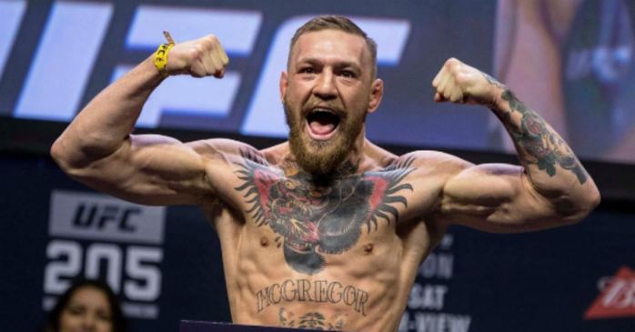 Bị tước đai, gã điên McGregor tấn công đồng nghiệp  - Ảnh 1.