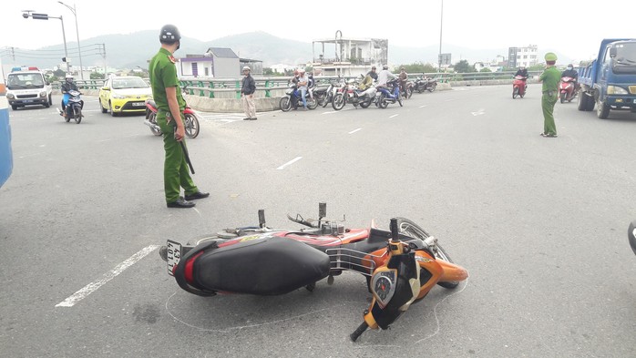 Va chạm với xe khách, người đàn ông đi trên xe máy tử vong - Ảnh 1.