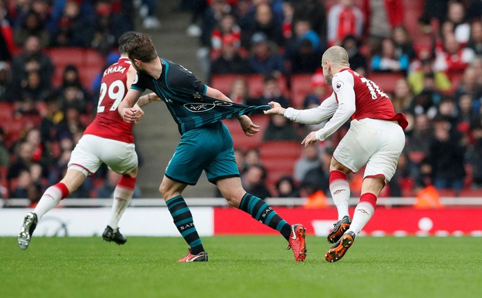 Wilshere đáng bị đuổi với pha xé áo đối thủ - Ảnh 1.