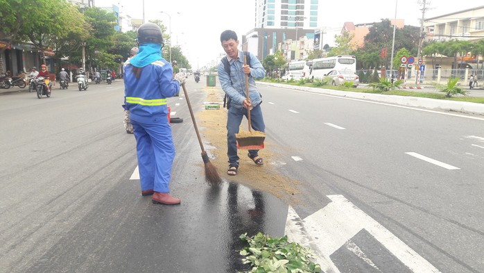 Dầu nhớt  tràn ra đường, khiến 4 vụ ngã xe máy làm nhiều người bị thương - Ảnh 3.