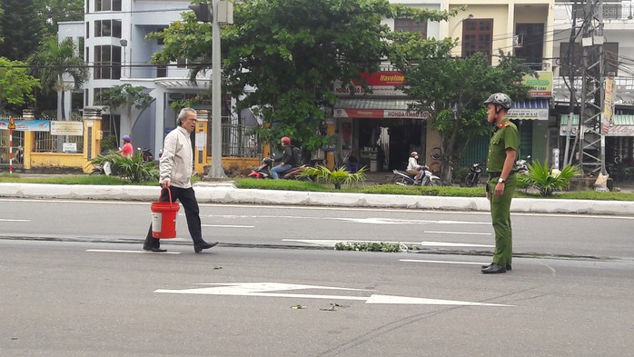 Dầu nhớt  tràn ra đường, khiến 4 vụ ngã xe máy làm nhiều người bị thương - Ảnh 4.