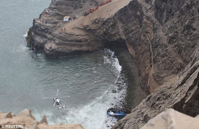 Xe buýt lao từ vách đá xuống bãi biển, 48 người thiệt mạng - Ảnh 2.
