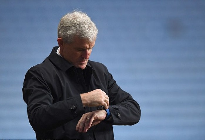 Mark Hughes - HLV thứ 7 ở Premier League bị sa thải - Ảnh 1.