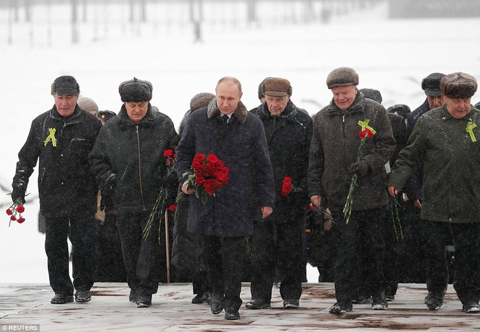 Ông Putin cởi trần, ngâm mình trong hồ nước băng giá - Ảnh 4.
