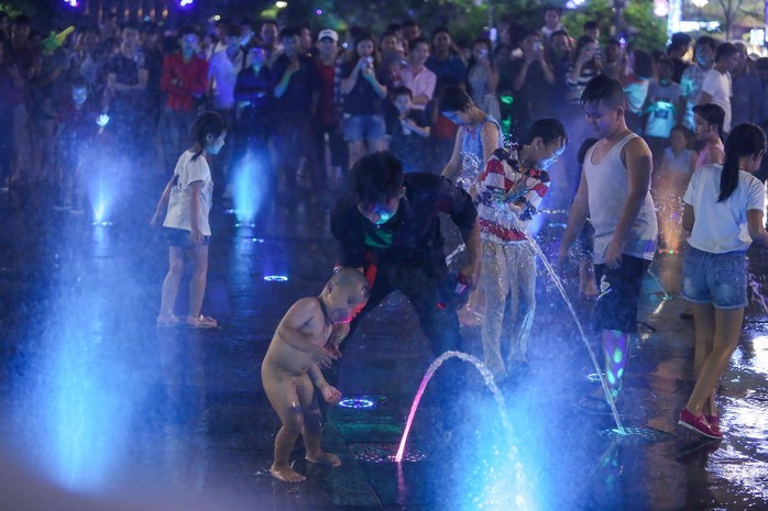 Nhức mắt với cảnh “tắm tiên” giải nhiệt trên phố đi bộ Nguyễn Huệ - Ảnh 5.
