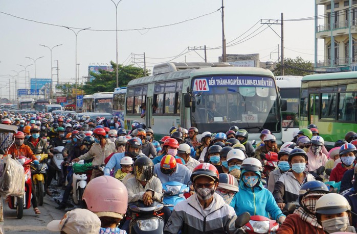 Vật vờ trở lại Sài Gòn sau lễ - Ảnh 1.