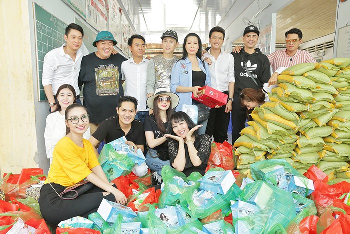 Phi Thanh Vân múa nón lá minh họa cho Minh Luân tại Mỹ Tho - Ảnh 7. Phi Thanh Vân múa nón lá minh họa cho Minh Luân tại Mỹ Tho - Ảnh 7.