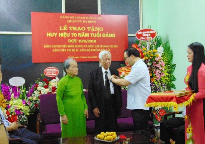 Hai vợ chồng ông Nguyễn Đình Hương cùng nhận huy hiệu 70 năm tuổi Đảng - Ảnh 1.