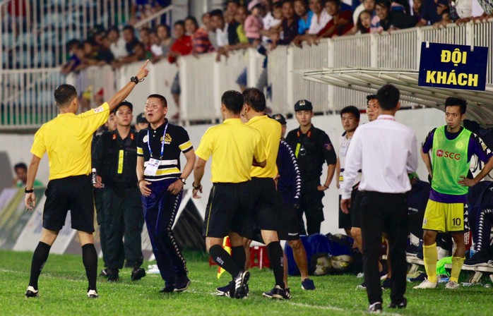 Hà Nội FC bỏ họp báo vì bức xúc trọng tài  - Ảnh 2.