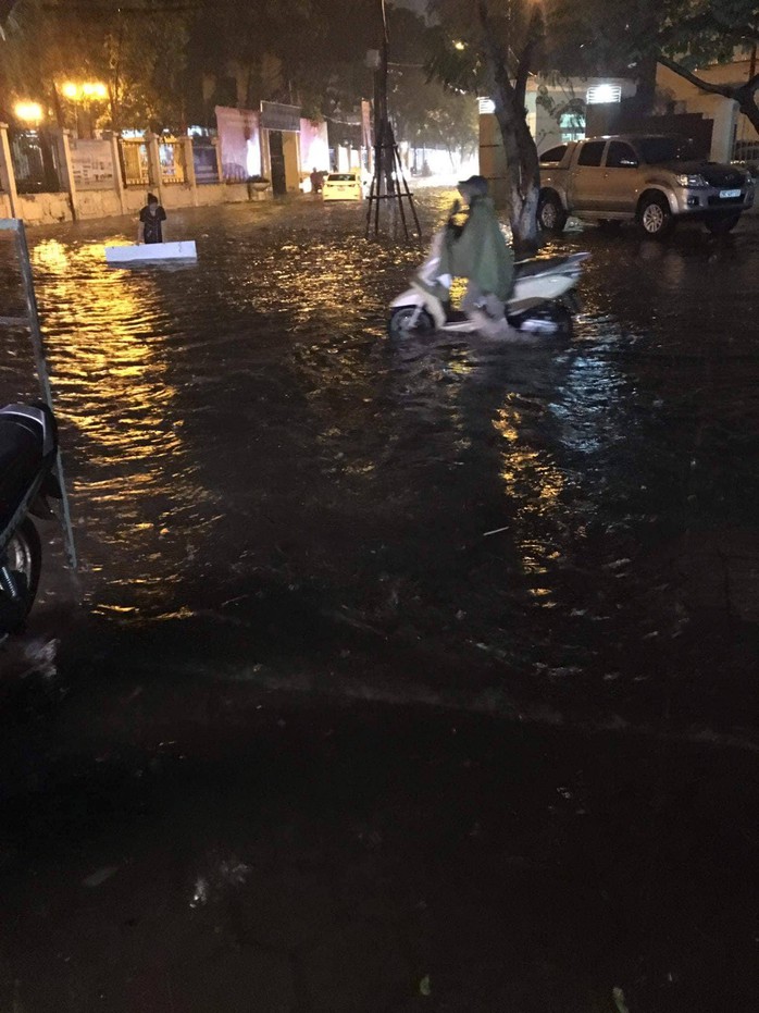 Hà Nội: Mưa lớn biến đường phố thành sông, giao thông hỗn loạn - Ảnh 7.