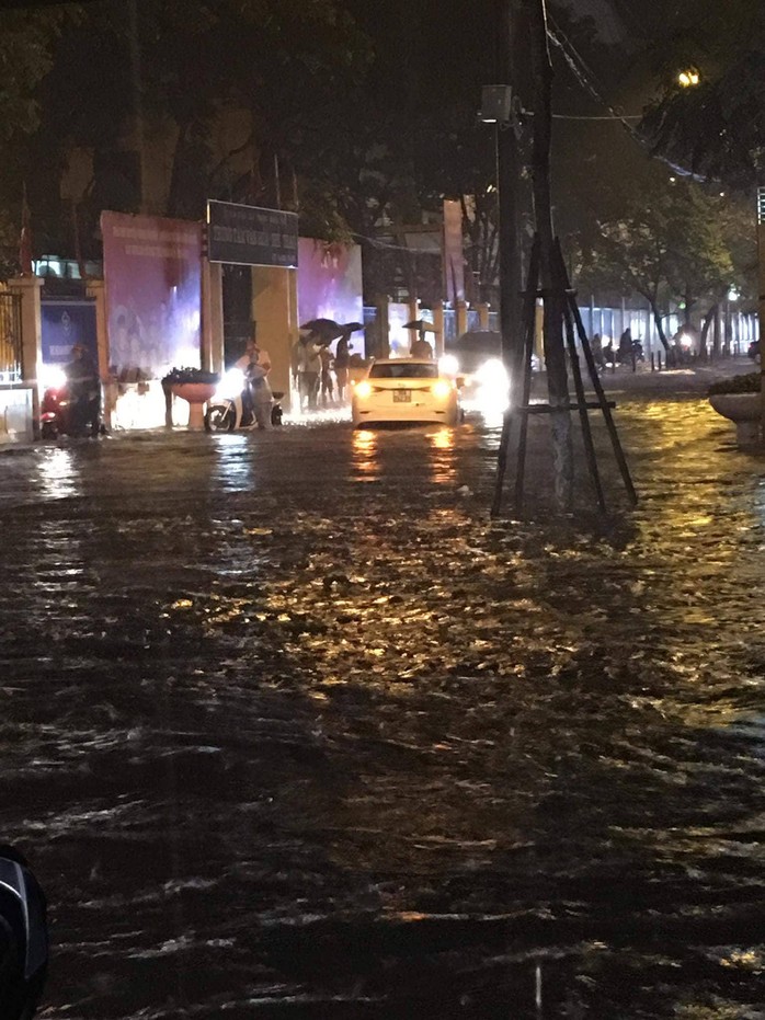 Hà Nội: Mưa lớn biến đường phố thành sông, giao thông hỗn loạn - Ảnh 9.