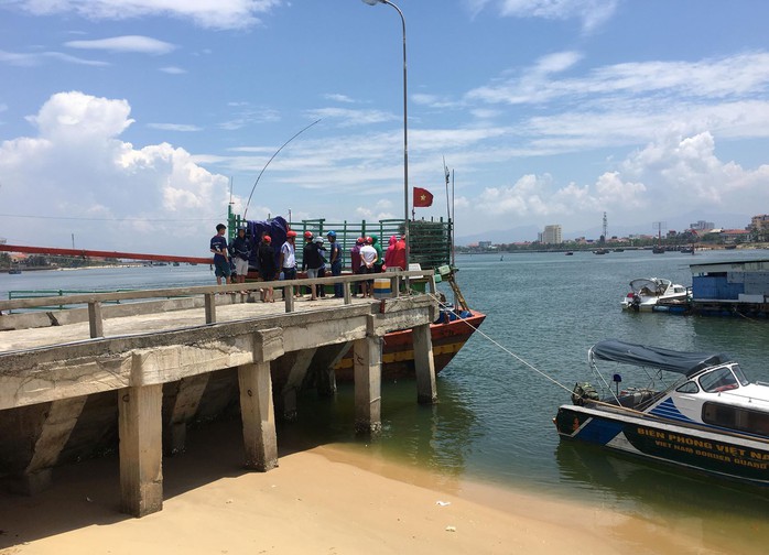 Bị lưới quấn vào chân kéo xuống biển, một ngư dân tử vong - Ảnh 1.