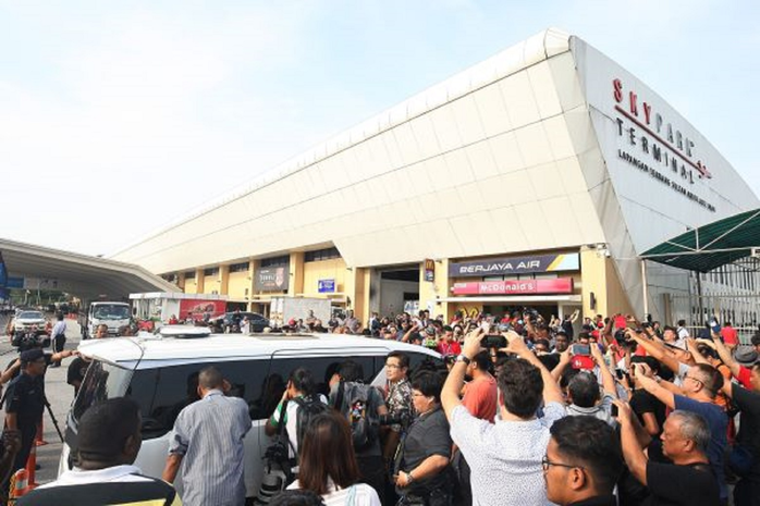 Malaysia: Dân kéo ra sân bay chặn xe tìm cựu Thủ tướng Najib - Ảnh 2.